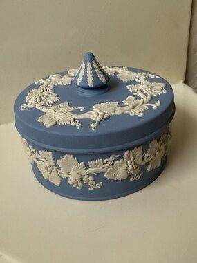 Wedgwood Jasperware Blue & White Grapevine Round Vanity Trinket Box w/Lid